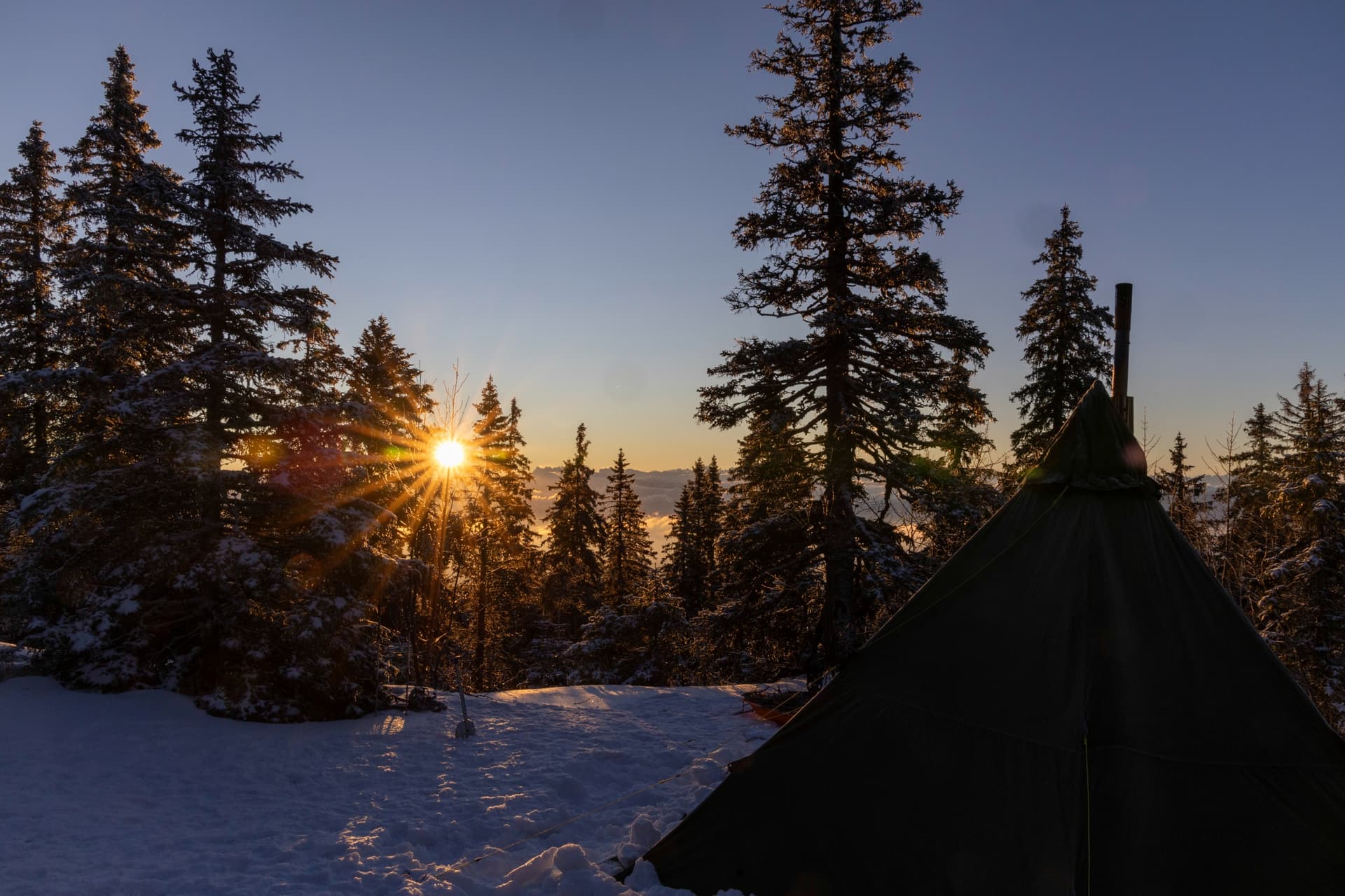 Snowshoeing and winter bivouac on the ridges of the Jura